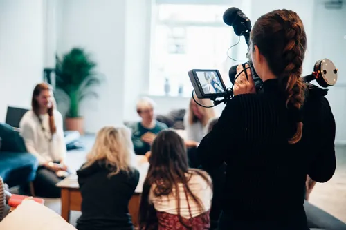 Een televisiescherm met kleurrijke abstracte beelden